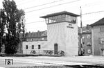 Das Gleisbildstellwerk Abzweig Rotes Kreuz in Ludwigshafen zwischen Hauptbahnhof und Oggersheim. Der Abzweig wird heute vom SpDr S60-Stellwerk "Luf" mit gesteuert. (1959) <i>Foto: BD Mainz, Slg. W. Löckel</i>