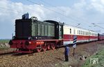 V 36 027 und 183 252 (ex SVT 137 225) als Sonderzug 93332 bei der Paradenaufstellung nahe Weißig. Dahinter warten bereits 172 108 und 172 708 als Sonderzug 93342.  (09.04.1989) <i>Foto: Peter Schiffer</i>