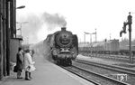 01 2120 fährt mit D 924 (Dresden - Rostock) in Elsterwerda ein. (03.1977) <i>Foto: Burkhard Wollny</i>