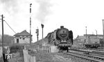 Ausfahrt des D 924 nach Berlin mit 01 2120 in Elsterwerda. (03.1977) <i>Foto: Burkhard Wollny</i>