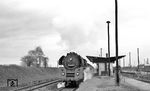 01 0508 verlässt mit P 3023 (Leipzig - Gera - Saalfeld) den Bahnhof Triptis. (03.1977) <i>Foto: Burkhard Wollny</i>