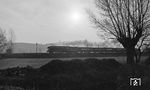 Im fahlen Morgenlicht ist 01 0508 mit P 3020 nach Leipzig zwischen Haynsburg und Zeitz unterwegs. (03.1977) <i>Foto: Burkhard Wollny</i>