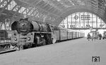 01 0520 in der imposanten Halle des Leipziger Hauptbahnhofs. Von der Uhrzeit her müsste es sich um den den E 800 aus Saalfeld handeln, der Wagenpark passt allerdings nicht so recht dazu. (03.1977) <i>Foto: Burkhard Wollny</i>