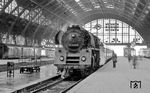 Im flächenmäßig größten Kopfbahnhof Europas steht 01 0520. Die Grundfläche von Empfangsgebäude und Bahnsteighalle beträgt 83.640 Quadratmeter, der umbaute Raum circa 1,5 Millionen Kubikmeter. (03.1977) <i>Foto: Burkhard Wollny</i>