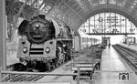 01 0525 ist mit E 802 aus Saalfeld (Saale) in Leipzig Hbf eingetroffen. (03.1977) <i>Foto: Burkhard Wollny</i>