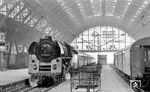 01 0533 fährt mit E 800 in Leipzig Hbf ein. (03.1977) <i>Foto: Burkhard Wollny</i>