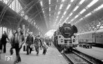 Die Fahrgäste des E 800 streben in Leipzig Hbf dem Ausgang entgegen. (03.1977) <i>Foto: Burkhard Wollny</i>