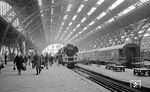 01 0533 hat mit E 800 aus Saalfeld den Leipziger Hbf erreicht. Das die Reichsbahn in der DDR häufiger benutzt wurde als die DB im Westen, lag an den deutlich niedrigen PKW-Zulassungszahlen in der DDR. Diese waren aber nicht auf eine schwache Nachfrage zurückzuführen, sondern auf das begrenzte Angebot. Noch im Jahr 1960 lag das DDR-Pkw-Produktionsniveau unterhalb des Vorkriegsniveaus. In den 1970er Jahren nahm der Nachfrageüberschuss weiter zu. So führte die strukturelle Mangelwirtschaft in der DDR zu Wartezeiten von zehn bis fünfzehn Jahren für ein Neufahrzeug. In der Folge kam es zu Kuriositäten auf dem Automarkt, dass Gebrauchtwagen mit Laufleistungen von 60.000 bis 70.000 Kilometern zu Preisen von Neuwagen gehandelt wurden.  (03.1977) <i>Foto: Burkhard Wollny</i>
