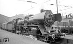 03 2058 gehörte bis zum Dampfende in Leipzig zu den dort am besten gepflegtesten Maschinen. Mit dem D 560 (Aue - Leipzig - Berlin) verlässt sie den Leipziger Hauptbahnhof. (03.1977) <i>Foto: Burkhard Wollny</i>