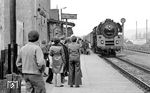 01 0513 fährt mit P 4005 nach Saalfeld in Rudolstadt-Schwarza ein. (03.1977) <i>Foto: Burkhard Wollny</i>