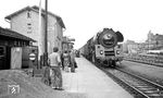 01 0513 mit P 4005 in Rudolstadt-Schwarza. Das Bahnhofsgebäude ist auch längst Geschichte, es musste der Verbreiterung der B 88 weichen. Zu DDR-Zeiten arbeiteten im VEB Chemiefaserkombinat Schwarza bis zu 6000 Mitarbeiter. Hier wurde u.a. die synthetische Polyamidseide produziert, die unter dem Namen "Dederon" massenhaft in den bunten Kittelschürzen und Einkaufsbeuteln des real existierenden Sozialismus zu finden war.  (03.1977) <i>Foto: Burkhard Wollny</i>