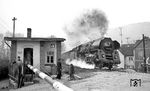 01 0513 mit P 4004 am Schrankenposten 53 der Sandstraße in Uhlstädt. (03.1977) <i>Foto: Burkhard Wollny</i>