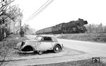 Der morbide Charme des Vergänglichen in der Straße "Am Bahndamm" in Rudolstadt, den 41 1260 mit dem P 3003 links (eigentlich rechts) liegen lässt. (03.1977) <i>Foto: Burkhard Wollny</i>