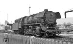 44 0851 (ex 44 851, Societe de Construction des Locomotives Batignolles (Paris), Baujahr 1942) im Bahnhof Göschwitz/Saale. Ihre Ölfeuerung erhielt sie im Oktober 1966, 1982 wurde sie auf Kohlefeuerung zurückgebaut und im VEB Braunkohlekraftwerk Geiseltal eingesetzt. (03.1977) <i>Foto: Burkhard Wollny</i>