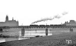 50 1298 überquert mit Ng 62348 nach Nossen vor der Kulisse des Doms die Elbe in Meißen. (03.1977) <i>Foto: Burkhard Wollny</i>