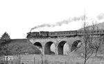 65 1012 mit P 8042 auf ihrer Stammstrecke von Saalfeld nach Arnstadt bei Milbitz. (03.1977) <i>Foto: Burkhard Wollny</i>