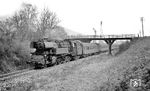 65 1012 fahrt mit P 8042 aus Saalfeld in Bad Blankenburg ein. (03.1977) <i>Foto: Burkhard Wollny</i>