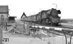 65 1058 mit P 4712 (Karl-Marx-Stadt - Bad Lausick - Leipzig) im Bahnhof Otterwisch. Das zweite Gleis wie auch das Empfangsgebäude sind heute verschwunden. Der leicht lädierte schrankenbediente Bahnübergang der Bahnhofstraße wurde durch eine Blinklichtanlage ersetzt. (03.1977) <i>Foto: Burkhard Wollny</i>