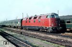 V 180 007 (Indienststellung am 22.04.1963 beim Bw Berlin-Karlshorst) mit einem Schnellzug in der Abstellgruppe von Berlin-Lichtenberg.  (1969) <i>Foto: Joachim Claus</i>