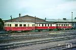 186 030 (ex VT 135 541 der Waggonfabrik Gottfried Linder AG, Ammendorf, Baujahr 1939) mit zwei Beiwagen in seiner Heimatdienststelle Salzwedel. Er war 1939 als Nachfolger für den T 1 (VT 135 525) beschafft worden. Das Fahrzeug war als "Großer Wettiner" bekannt und bis 1975 in der Altmark im Einsatz. (10.06.1974) <i>Foto: Joachim Claus</i>