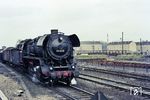Die kohlenstaubgefeuerte 44 1232 vom Bw Arnstadt mit einem Güterzug in Neudietendorf. Ein Kuriosum stellte der Bau der Lok dar. 1944 wurde im dänischen Frichs mit der Kriegsproduktion der Baureihe 44 begonnen. Aufgrund der Kriegslage wurde im Dezember 1944 der Rahmen mit Kessel nach Berlin geschafft, dort aber nicht weitergebaut. Erst 1949 wurde die Lok bei LEW (16322/1949) fertig gestellt und am 10. Mai 1949 von der Reichsbahn abgenommen. Vom 02.11.1956 bis 21.12.1956 wurde sie im Reichsbahnausbesserungswerk Meiningen im Rahmen einer L4-Hauptuntersuchung mit Kohlenstaubfeuerung System Wendler ausgerüstet. 1975 wurde sie ausgemustert. (22.03.1967) <i>Foto: Klaus D. Holzborn</i>