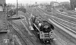 01 0505 am Bw Saalfeld mit der nördlichen Bahnhofsausfahrt, die damals noch über sehr umfangreiche Gleisanlagen und Weichenverbindungen verfügte. (07.1977) <i>Foto: Burkhard Wollny</i>