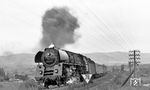 01 0519 beschleunigt den E 802 nach Leipzig in der großen Kurve hinter dem Bahnhof Saalfeld. (07.1977) <i>Foto: Burkhard Wollny</i>