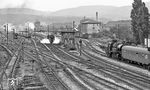 Während 01 0520 mit dem D 504 nach Berlin startet, fährt eine 65.10 mit einem Personenzug aus Arnstadt ein.  (07.1977) <i>Foto: Burkhard Wollny</i>