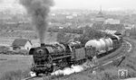 Mit viel Getöse ist 44 0324 bei Saalfeld (Saale) auf der 10‰ Steigung nach Unterwellenborn unterwegs. (07.1977) <i>Foto: Burkhard Wollny</i>