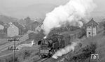 Mit dem Frühzug P 8033 nach Saalfeld kachelt 65 1049 aus dem Bahnhof Rottenbach. (07.1977) <i>Foto: Burkhard Wollny</i>