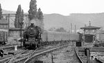 Der P 18001 von Rudolstadt nach Sonneberg war bis Saalfeld mit zwei Loks der Baureihe 95 bespannt, was wohl an der kurzen Wendezeit in Rudolstadt lag. Hier sind es 95 0025 und 95 0045 am Zugschluss, die den Bahnhof Saalfeld erreichen. (07.1977) <i>Foto: Burkhard Wollny</i>