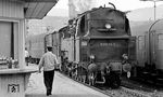 Der P 18001 aus Rudolstadt ist in Saalfeld eingetroffen. Die Schlusslok 95 0045 wird hier vom Zug gehen. (07.1977) <i>Foto: Burkhard Wollny</i>