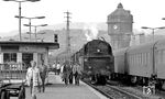 Für die Weiterfahrt nach Sonneberg war der P 18001 im Bahnhof Saalfeld bis zum Ausfahrsignal vorgefahren, sodass die Fahrgäste einen weiteren Weg zurück zum Ausgang nehmen mussten. Das Personal der 95 0045 wartet hingegen auf den Rangierer, weil die Lok in Saalfeld bleibt. (07.1977) <i>Foto: Burkhard Wollny</i>