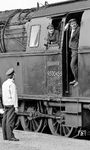 Das Personal der Schlusslok des P 18001 im Gespräch mit dem Aufsichtsbeamten des Bahnhofs Saalfeld. (07.1977) <i>Foto: Burkhard Wollny</i>