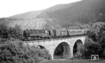 Kurz hinter dem Ende des Sperrgebiets fährt 95 0023 mit P 18005 nach Sonneberg über ein Viadukt bei Gebersdorf. Im Mai 1952 riegelte die DDR-Führung ihr Land mit einem 5 Kilometer breiten Sperrgebiet entlang der Grenze zur Bundesrepublik Deutschland ab. Jeder Übertritt in das Sperrgebiet war fortan für DDR-Bürger genehmigungspflichtig und für Bürger aus dem Westen ehedem tabu. (07.1977) <i>Foto: Burkhard Wollny</i>