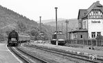 95 0024 fährt mit P 18005 nach Sonneberg in den Bahnhof Hockeroda ein. Die Saalfelder 110 722 wartet die Kreuzung auf dem noch eingleisigen Streckenabschnitt nach Kaulsdorf ab. (07.1977) <i>Foto: Burkhard Wollny</i>