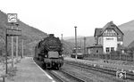 95 0024 mit P 18005 in Hockeroda. Das Blech auf der Pufferbohle ist übrigens die Verkleidung des rechten Zylinders! (07.1977) <i>Foto: Burkhard Wollny</i>
