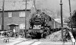 Auch in Blechhammer war nicht viel Platz für die Eisenbahn vorhanden. 95 0020 zwängt sich mit dem P 18004 (Sonneberg - Saalfeld) zwischen den Häusern an der Unteren Gräfenthaler Straße durch. (07.1977) <i>Foto: Burkhard Wollny</i>