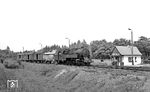 95 0037 rangiert einen Nahgüterzug im Bahnhof Ernstthal am Rennsteig. Rechts der besagte Schrankenposten, der für die Sonneberger Straße zuständig war. (07.1977) <i>Foto: Burkhard Wollny</i>