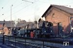 Am Lokschuppen 2 im Bw Bebra macht sich 01 0530 mit einer Schwesterlok bereit, um einen "Interzonenzug" zu übernehmen. Im damaligen Sprachgebrauch unterschieden sich die Interzonenzüge mit Zielen innerhalb der DDR von den Transitzügen, die in erster Linie dem Verkehr mit West-Berlin dienten. (01.1971) <i>Foto: Dieter Junker</i>