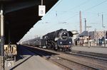 01 0533 vor dem D 207 (Frankfurt/M - Bebra - Erfurt - Dresden - Görlitz - Warszawa) im Bahnhof Bebra. (01.1971) <i>Foto: Dieter Junker</i>