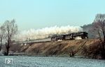 01 0501 mit 01 0523 vor dem D 197, der Bebra um 15.28 Uhr verlassen hatte und kurze Zeit später im letzten Winterlicht am Abzweig Weiterode vorbeirauscht. (01.1971) <i>Foto: Dieter Junker</i>