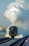 Die Stille im Örtchen Ronshausen wird durch die Bergfahrt der 01 0529 kurz unterbrochen. (02.01.1971) <i>Foto: Dieter Junker</i>