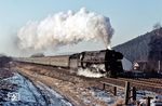 Mit dem 13-Wagenzug des D 199 nach Frankfurt/Oder hatte 01 0528 bei Ronshausen gut zu tun. (01.1971) <i>Foto: Dieter Junker</i>