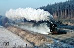 Krachend bergauf geht es für 01 0528 vor dem D 207 nach Warschau bei Hönebach. (01.1971) <i>Foto: Dieter Junker</i>
