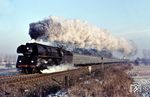 Nochmals der D 198, diesmal mit 01 0528, der hinter Obersuhl angebrettert kommt. (01.1971) <i>Foto: Dieter Junker</i>