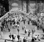 Der Frankfurter Hauptbahnhof ist mit täglich etwa 460.000 Reisenden nach dem Hamburger Hauptbahnhof der am zweitstärksten frequentierte Fernbahnhof in Deutschland. Aufgrund seiner zentralen Lage bezeichnet ihn die Deutsche Bahn AG als wichtigste Verkehrsdrehscheibe im deutschen Zugverkehr. Trotzdem kommen immer wieder Stimmen auf, den Hauptbahnhof als Durchgangsbahnhof auf die andere Mainseite zu verlegen. Die Kriminalität hat im Frankfurter Hauptbahnhof auch Spitzenwerte eingenommen: 2019 verzeichnete die Bundespolizei am Frankfurter Hauptbahnhof 4787 Delikte, mehr als an jedem anderen deutschen Bahnhof. (1961) <i>Foto: Reinhold Palm</i>