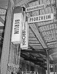 Der Weg ist das Ziel: Ein mechanischer Zugzielanzeiger im Bahnhof Karlsruhe-Durlach. Die in der Grundstellung nicht einsehbaren Tafeln wurden händisch zum Anzeigen mit einer Zugstange in die lesbare Stellung ausgeklappt.  (1983) <i>Foto: Karsten Risch</i>