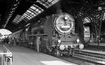 Frühmorgens um 7.00 Uhr werden in Dresden Hbf an 01 2050 die letzten Vorbereitungen für die Abfahrt des D 170 nach Berlin getroffen. (04.1977) <i>Foto: Burkhard Wollny</i>