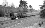 01 2114 mit dem D 370 ("Pannonia-Express") auf dem Weg nach Berlin bei Golßen zwischen Drahnsdorf und Wünsdorf. (04.1977) <i>Foto: Burkhard Wollny</i>